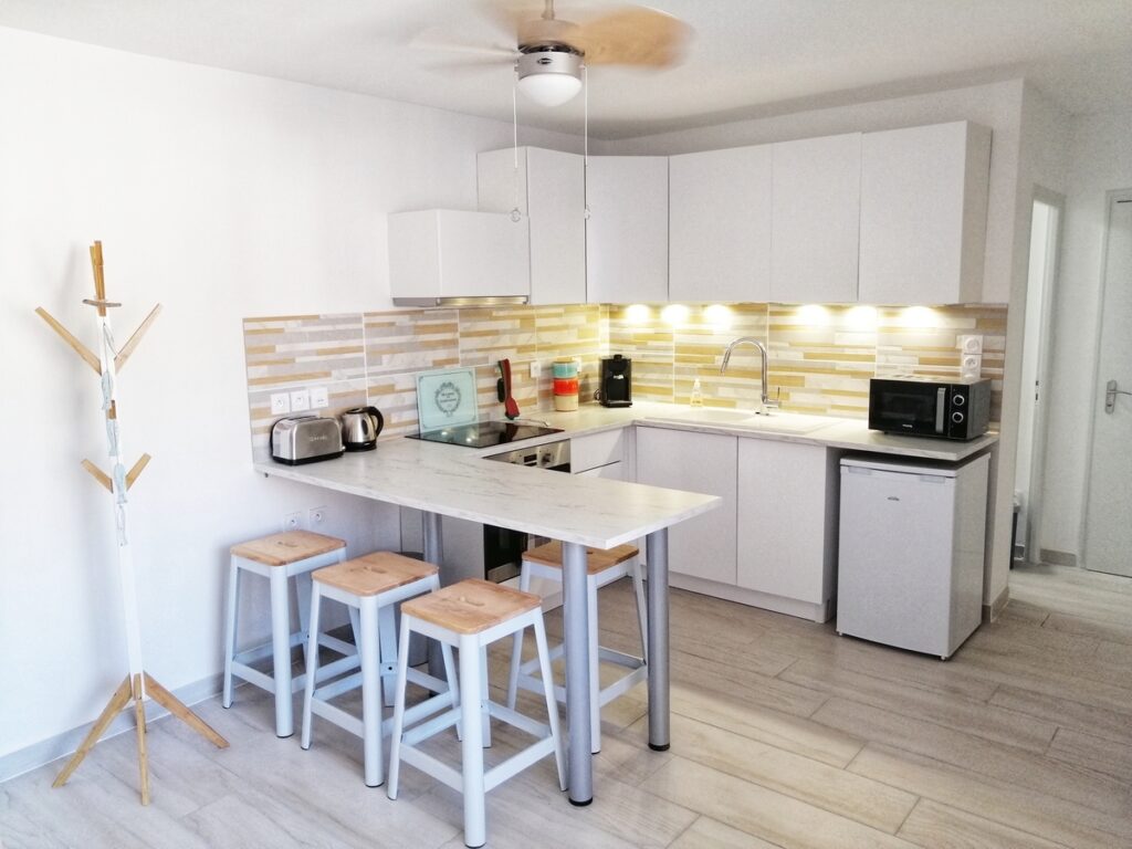 Le Piade : location de vacances moderne & cosy avec vue dégagée à Sète, cuisine