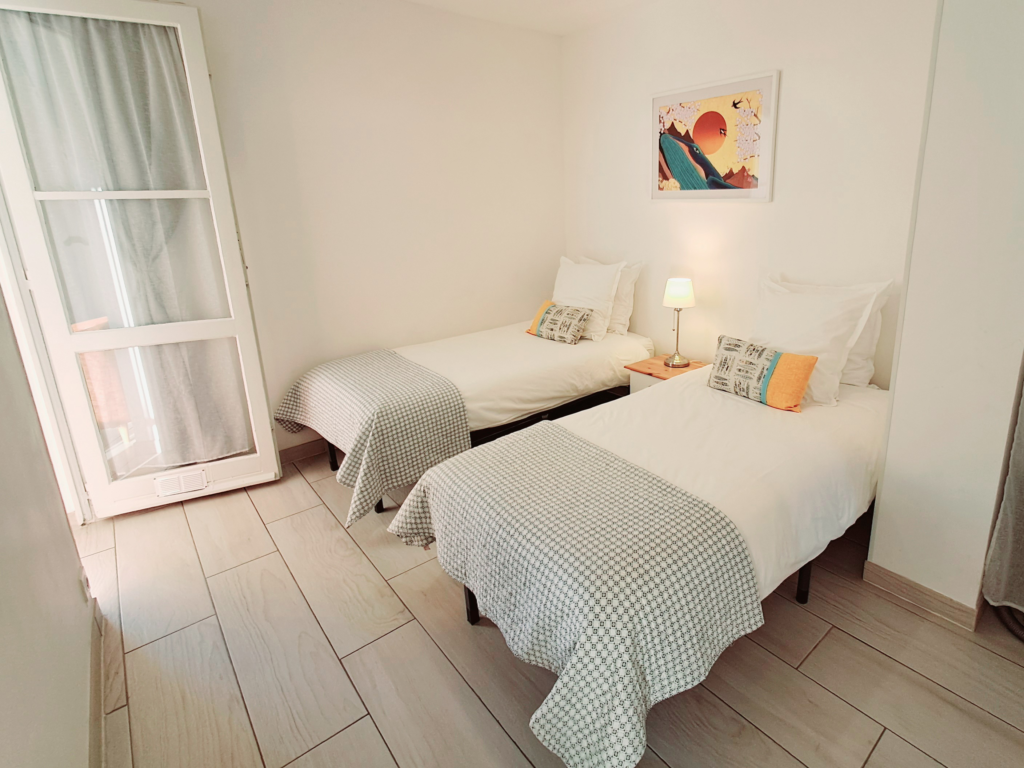 Le Piade : Location de vacances moderne & cosy avec vue dégagée à Sète, chambre avec 2 lits simples