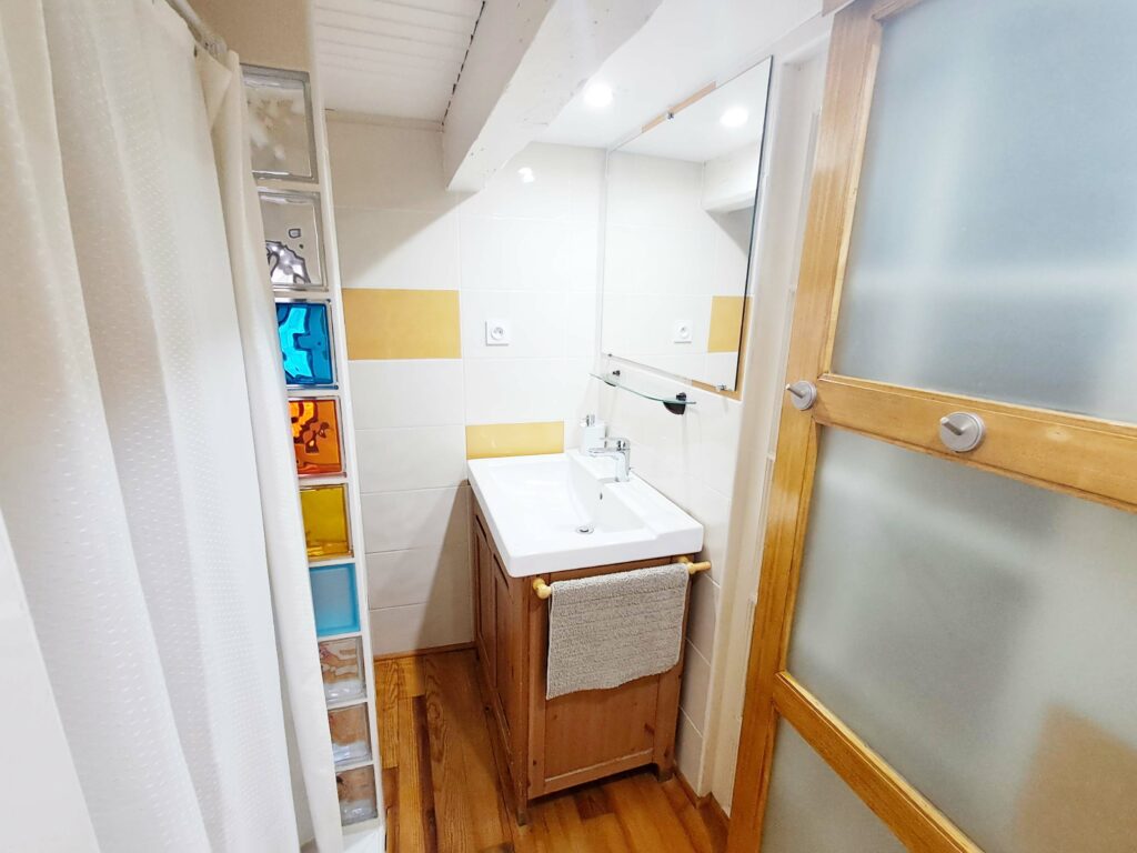 Le Pouffre : Location vacances maison de pêcheurs du 19ᵉ siècle à Sète : salle de bain